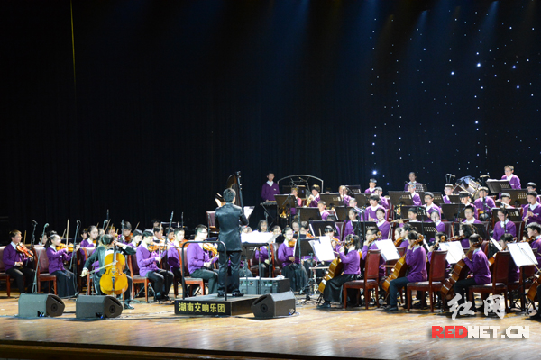 湖南青少年乐团担纲演出。