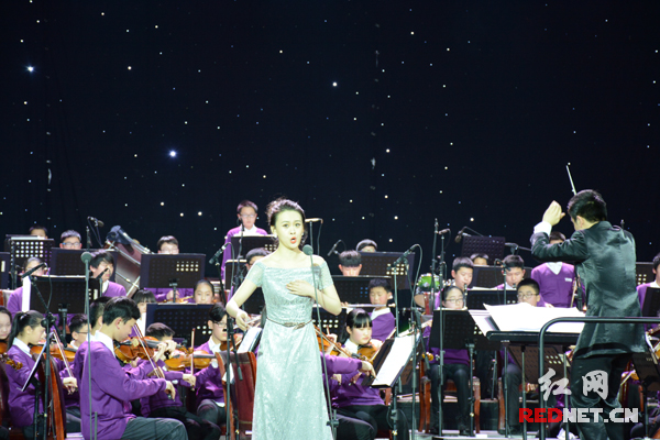 青年女高音潘杭苇演唱《我爱你,中国》。