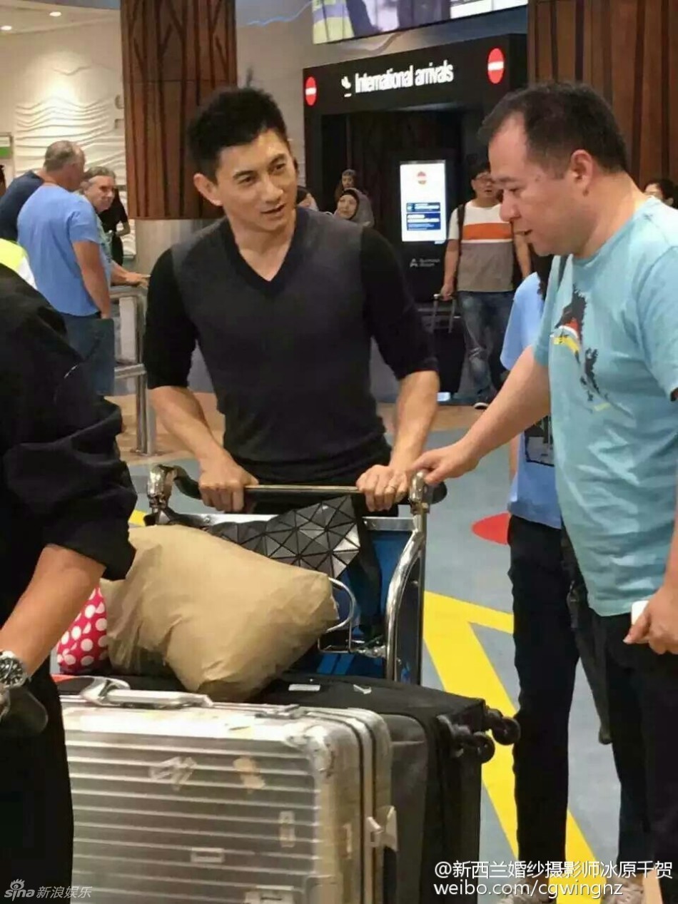 有网友在微博上晒出一组在新西兰机场偶遇吴奇隆刘诗诗夫妇的照片