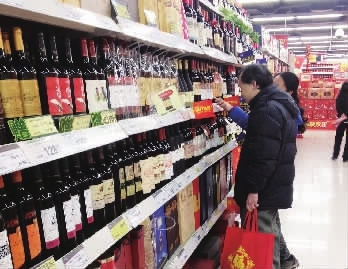 1月31日，长沙市岳麓区华润万家超市内，酒类消费迎来高峰。见习记者 胡锐 摄 