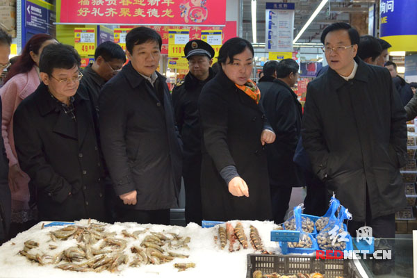 2月1日，湖南省副省长李友志（右一）对长沙节日食品安全保障工作以及电梯等特种设备安全进行检查。