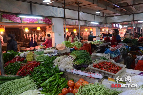 长沙市岳麓区银盆岭生鲜市场一角。