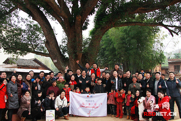 　　团省委、省青联精准扶贫小组和村民一起合影。