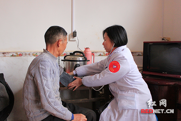 迎新年送健康，来自湘雅附二医院等专家为村民义诊。