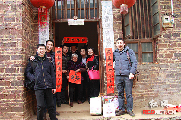 扶贫小组来到贫困低保户家送春联，为老人送去新春的温暖。