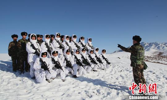 新疆北部边防官兵恶劣环境展开雪域反恐演练（组图）
