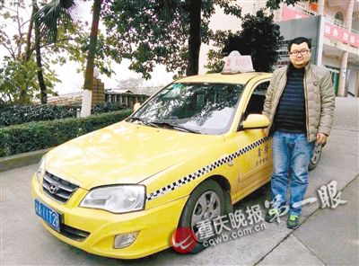 的哥车上捡4万到乘客吃饭处送钱乘客激动大哭