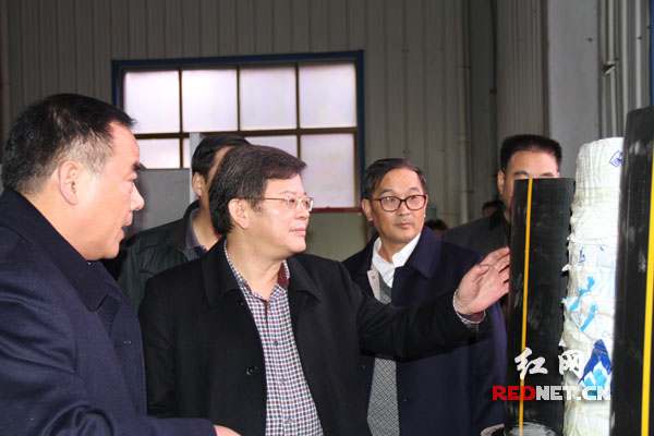 欧阳彪局长（左二）在技术检验一线视察指导工作。