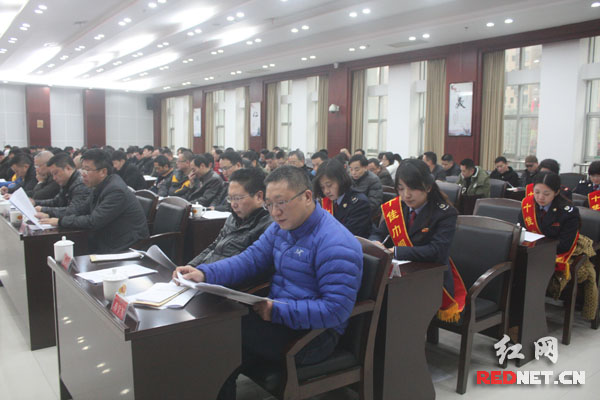 与会人员在认真听取领导的讲话。