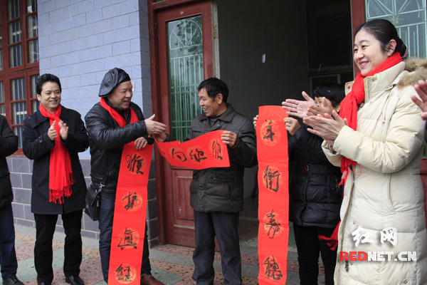 喜迎春联。
