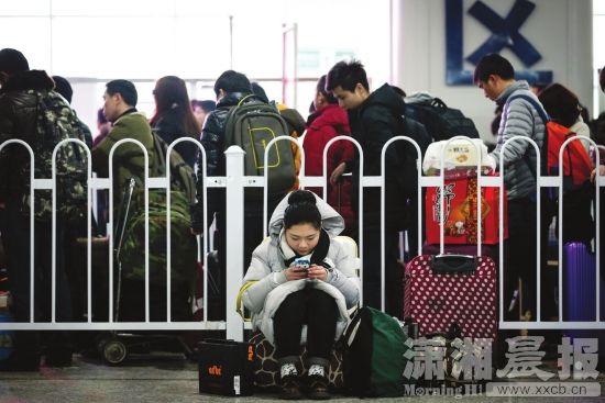 2月1日，湘江新区综合交通枢纽，候车室内，一名旅客席地而坐。图/记者陈正
