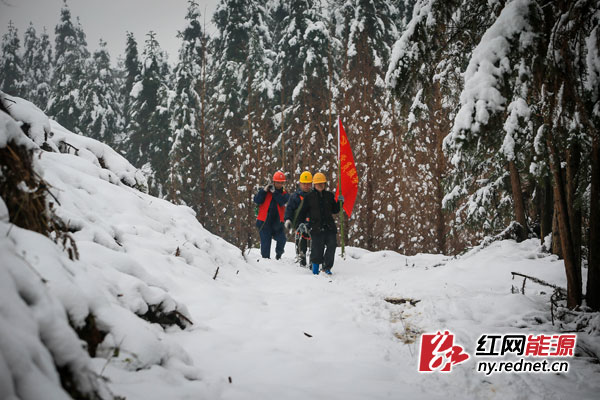 常德自1月31日夜晚起遭遇大到暴雪,该公司广大干部员工坚守在抗雪保电第一线。