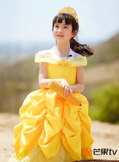 芒果TV多机位直播小年夜春晚 杨钰莹搭洛天依