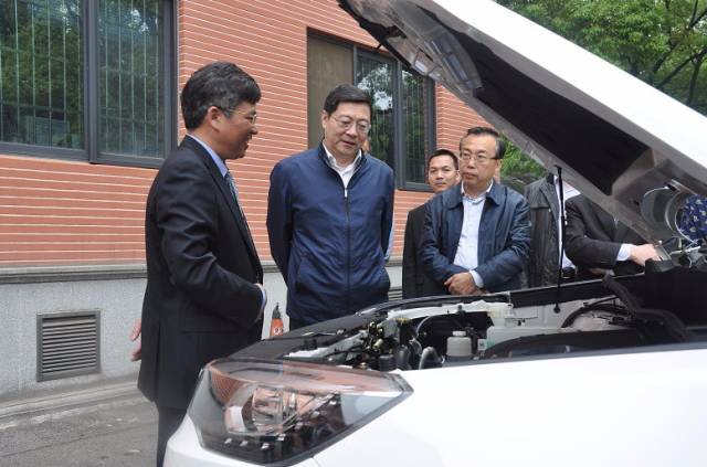 4月18日，“我来体验体验。”在听取长丰集团总经理刘康林介绍后，杜家毫打开车门坐了进去，试乘新车。