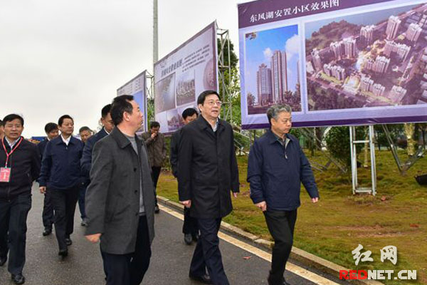 11月18日，杜家毫在岳阳考察当地保障房项目。