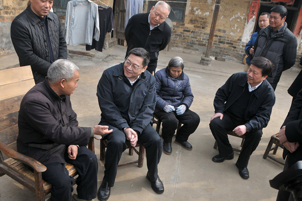 2月11日，杜家毫一行来到岳阳，先后走访慰问了困难企业、困难职工和农户，为他们送去党和政府的关怀以及新春的祝福。