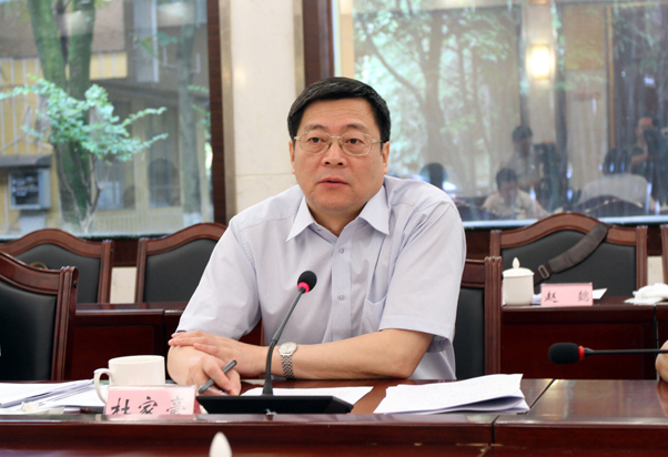 6月25日，杜家毫参加并指导湘西州委常委“三严三实”专题教育集中学习研讨。