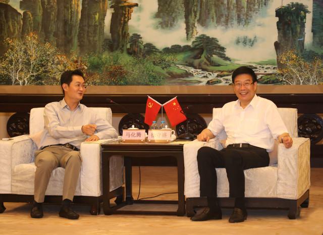 8月31日，徐守盛会见了腾讯公司董事会主席兼首席执行官马化腾一行。