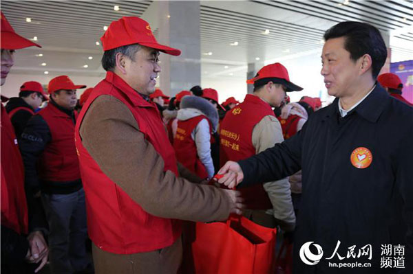 共青团湖南省委副书记廖良辉给志愿者发放服务保障物资