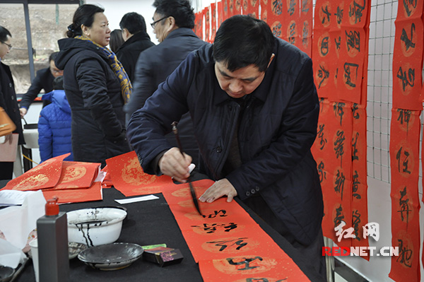 书法爱好者现场挥毫。