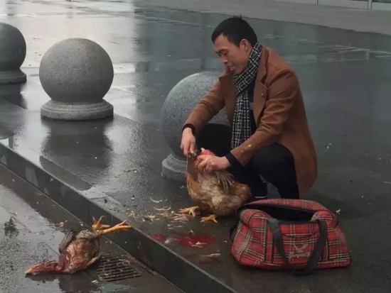 携活禽上火车被拦奇葩男火车站前当街杀鸡（图）