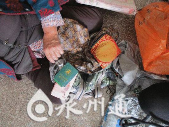 女子带1万现金10万银行卡乞讨