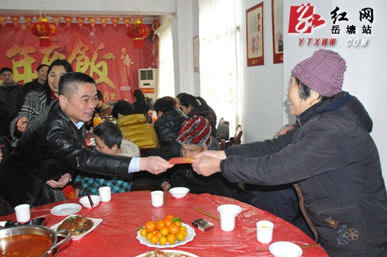 区领导与区福利院老人共庆小年