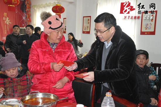 区领导与区福利院老人共庆小年