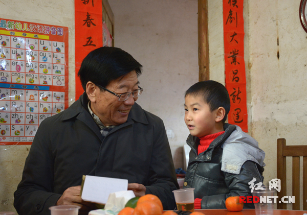 2月3日，湖南省委书记、省人大常委会主任徐守盛来到衡阳看望慰问贫困群众，5岁的唐俊威主动给他背起了古诗。