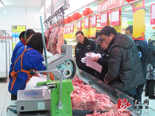 执法人员正在超市进行仔细检查