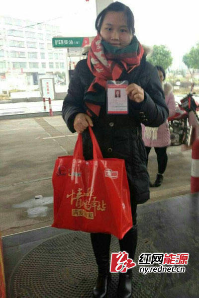 郑涵接过郴州临武县隆武爱心驿站送出的满爱大礼包