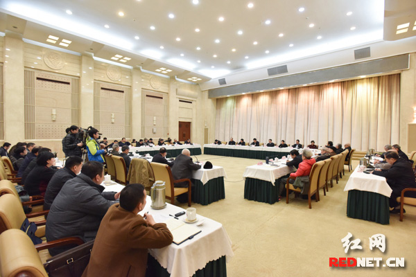 2月4日上午，湖南省委召开离退休干部迎春座谈会。
