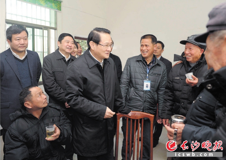 　　昨日，在浏阳市达浒镇敬老院，省委常委、市委书记易炼红来到老人们中间，向他们致以春节问候。长沙晚报记者 周柏平 摄