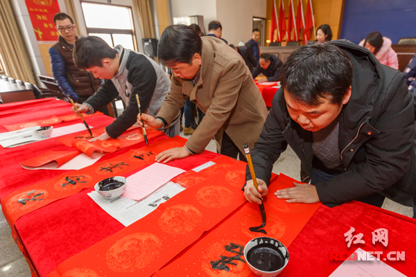 浏阳国税的干部们挥毫泼墨，既书廉政又寄祝福。