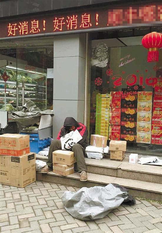 春节前忙忙忙！ 快递小哥台阶上睡着了(图)