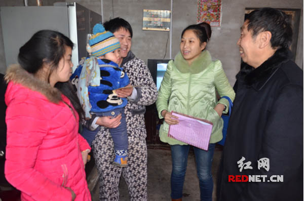 涟源市计生协会会长张良龙（右一）慰问计生贫困对象。
