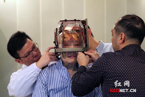安装立体定向头架。