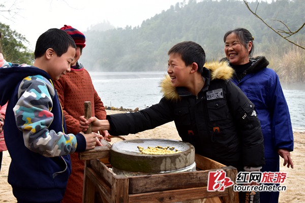 亲手磨豆浆、打豆腐，孩子们都很开心。邓霞林 摄