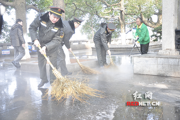 城管执法大队的工作人员也加入到此次大扫除活动中来，与环卫工作一起给长沙“洗澡”。