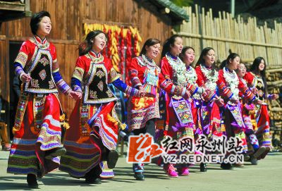 2月5日，江华瑶族自治县湘江乡庙子源村香草组，村民们排练山歌。除夕夜，瑶家人将上演长鼓舞、瑶家长桌宴、杀年猪、打糍粑、成年礼仪等活动庆祝新春。
