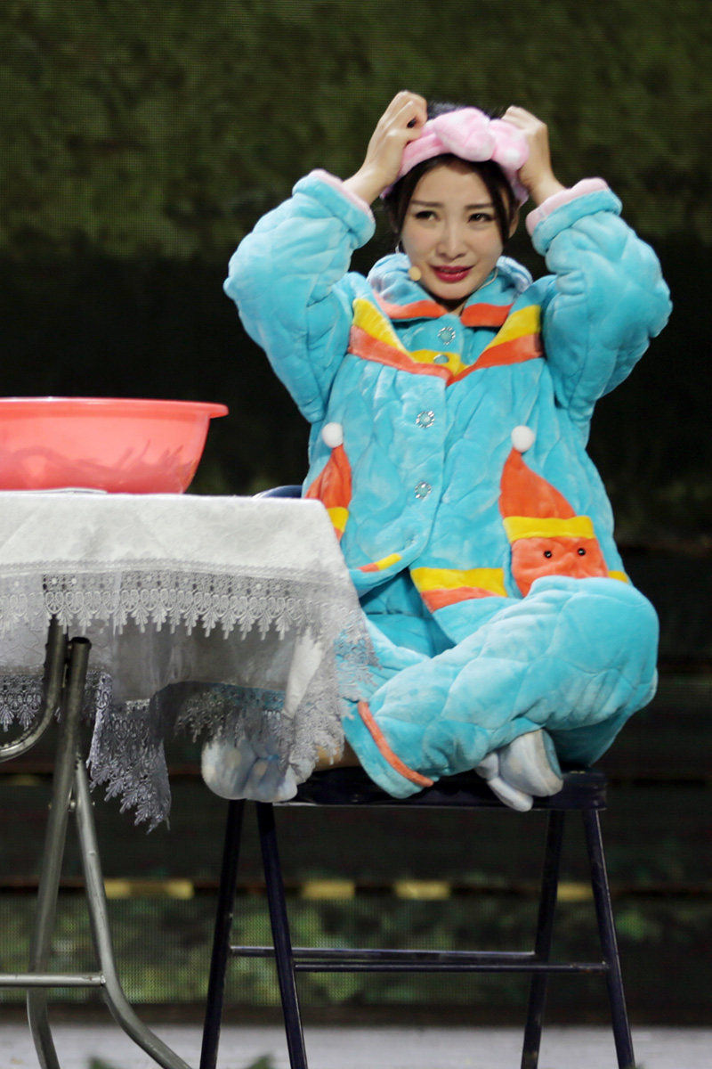 柳岩绿睡衣演小品变身娇俏悍妇
