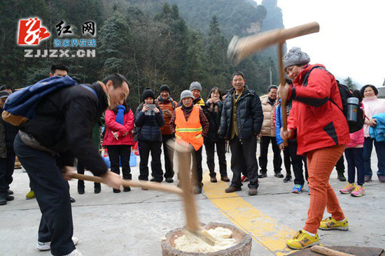 百名台湾游客张家界宝峰湖景区“过赶年”