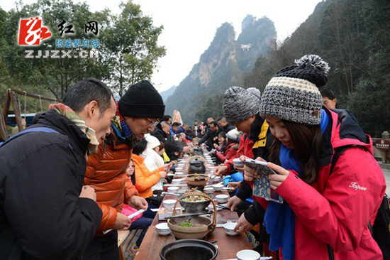 百名台湾游客张家界宝峰湖景区“过赶年”