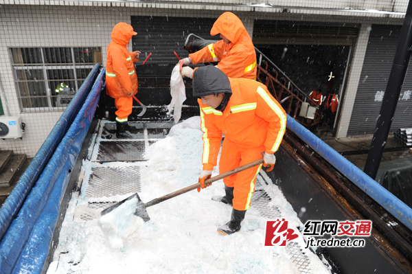养护人员提前填装融雪剂，利用机械撒布除雪。