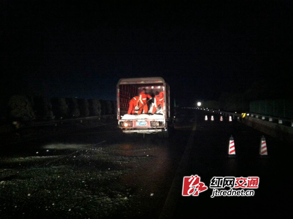 深夜，高速人在人工飘洒融雪剂，确保全路段覆盖。