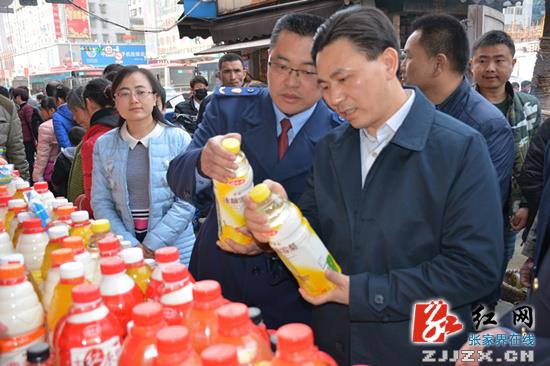 永定区:祝云武检查市城区节日市场