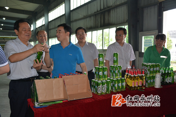 (在重庆啤酒包装车间观摩、品尝样品