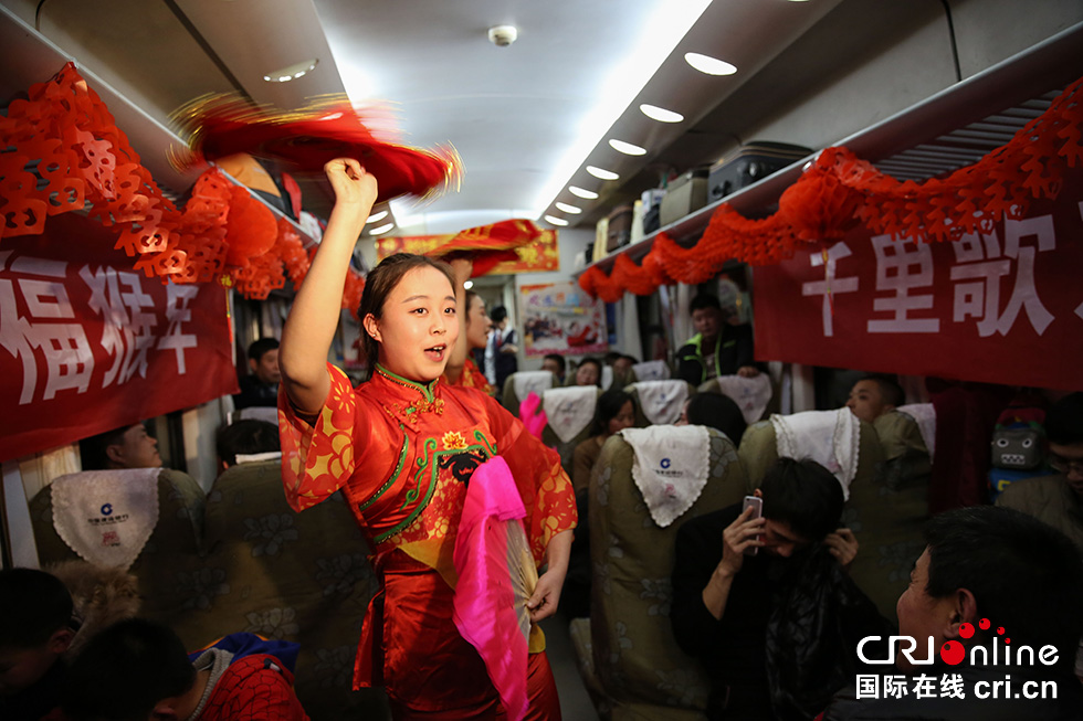 【网络媒体走转改】列车春晚闹新春 温暖回家过大年