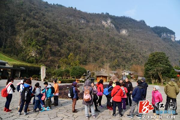 张家界核心景区武陵源千名游客欢乐过大年