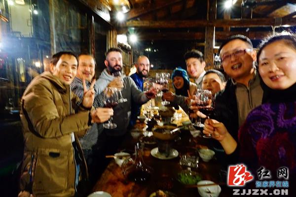 张家界核心景区武陵源千名游客欢乐过大年